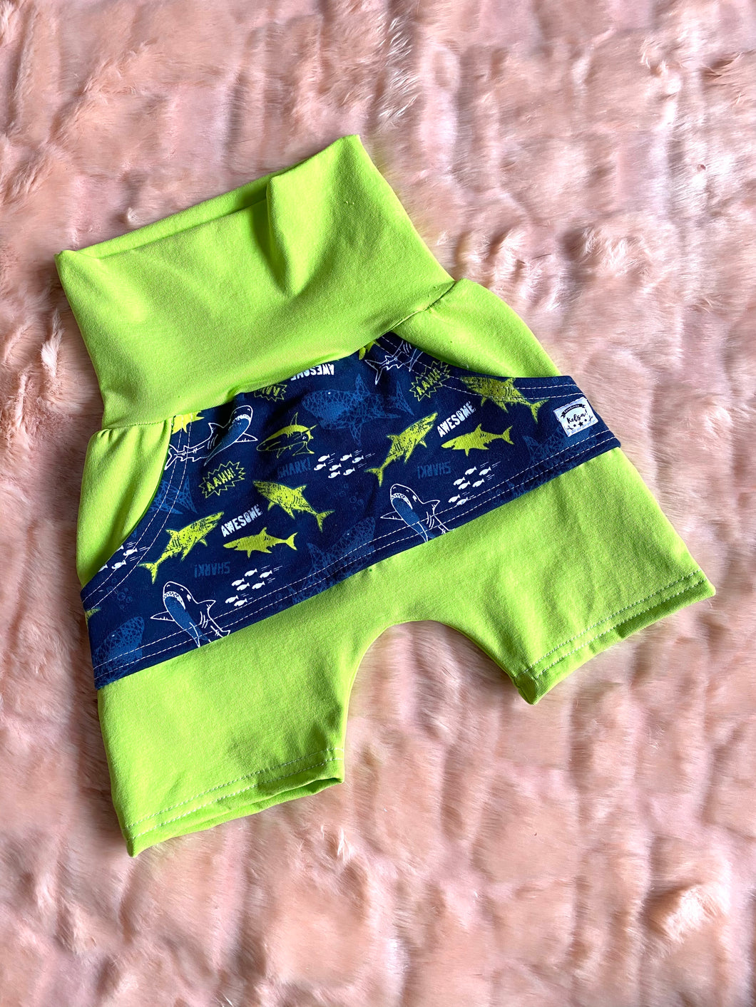 Short evolutif vert requins
